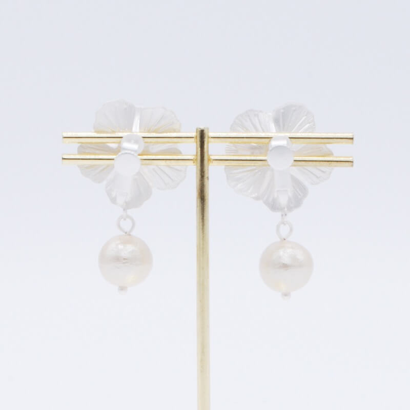 シルバーのフラワーモチーフイヤリング