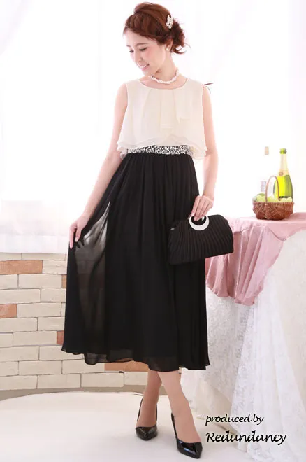 モノトーンのシフォン生地×ウエストビジューロングドレス