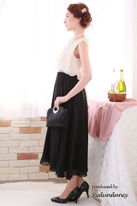 モノトーンのシフォン生地×ウエストビジューロングドレス