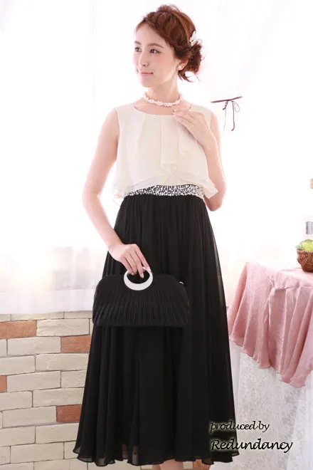 モノトーンのシフォン生地×ウエストビジューロングドレス