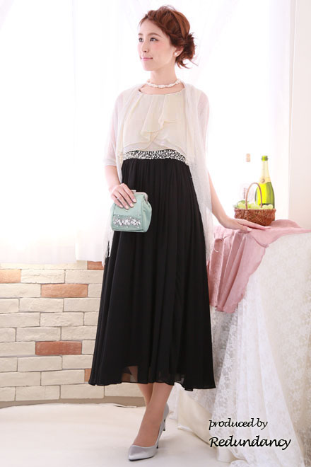 モノトーンのシフォン生地×ウエストビジューロングドレス