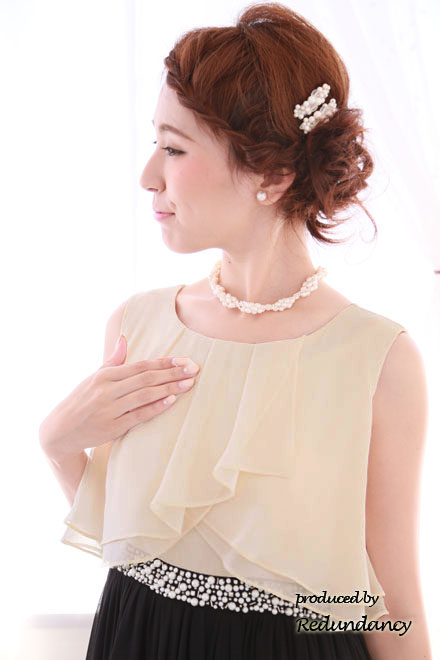 モノトーンのシフォン生地×ウエストビジューロングドレス