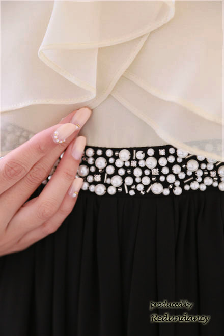 モノトーンのシフォン生地×ウエストビジューロングドレス