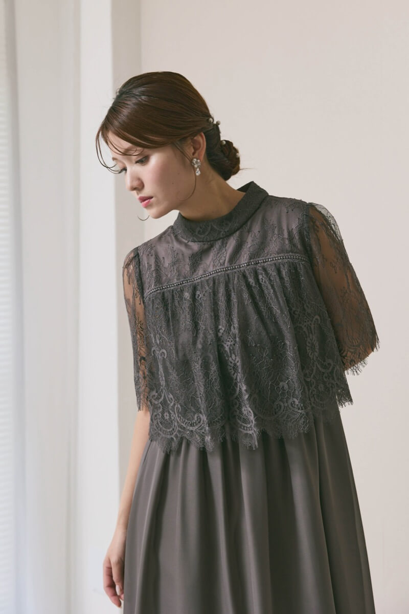 チャコールグレーの授乳口付ハイネックレースドレス