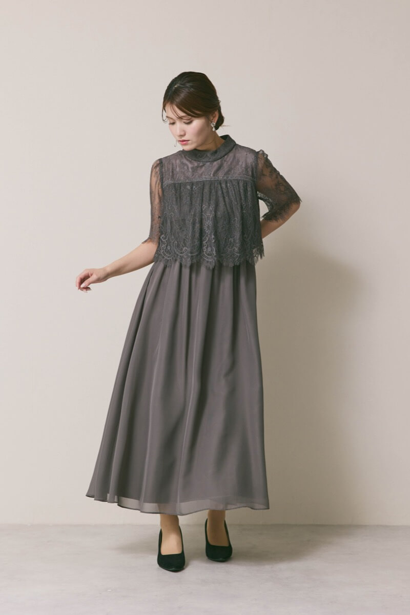 チャコールグレーの授乳口付ハイネックレースドレス