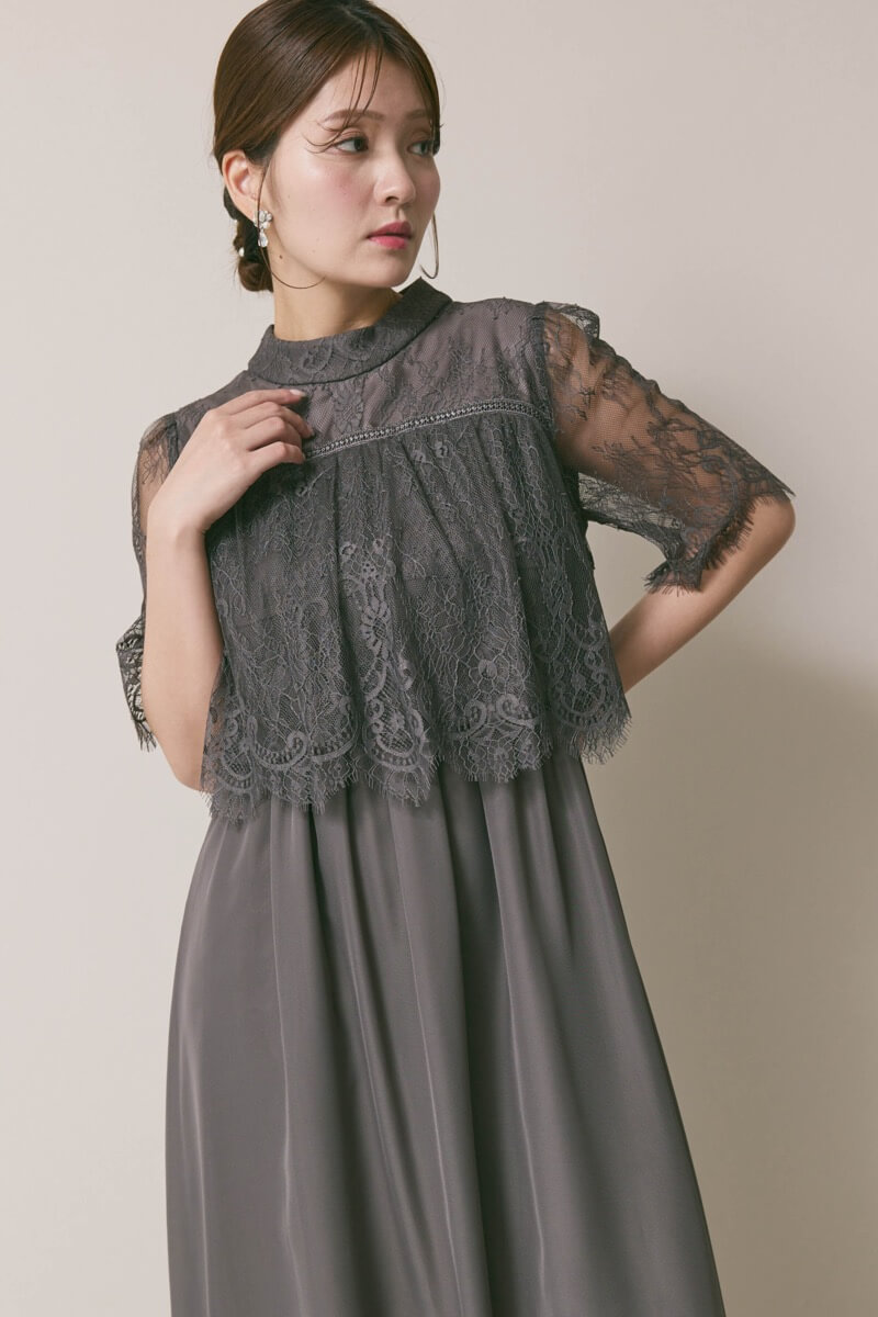 チャコールグレーの授乳口付ハイネックレースドレス
