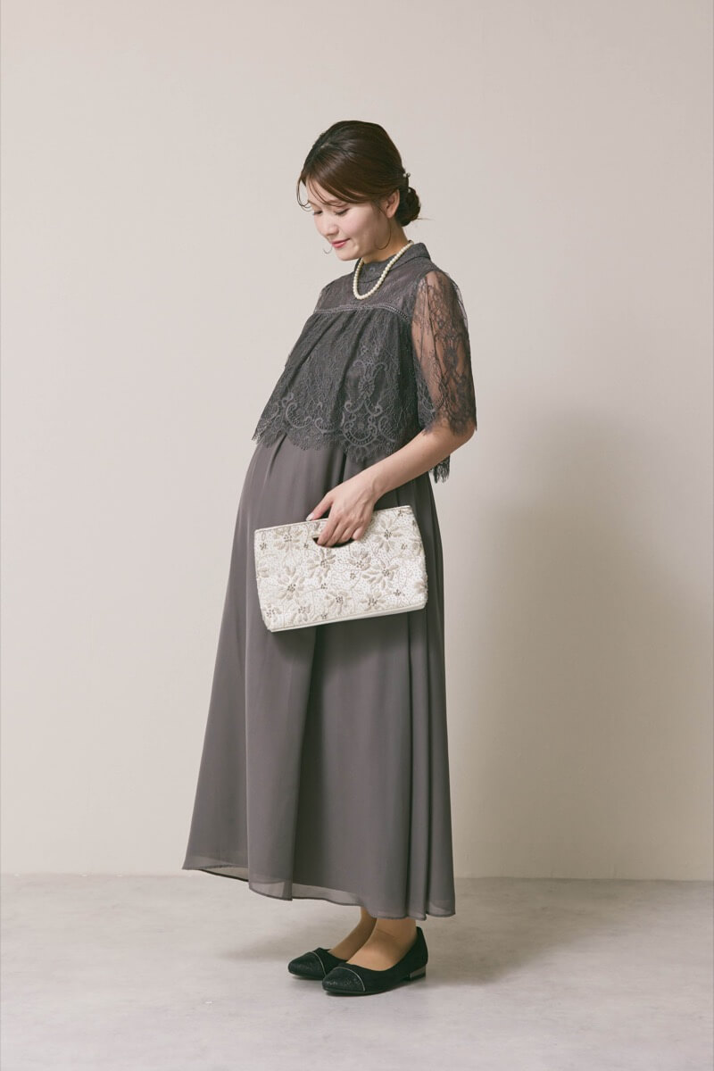 チャコールグレーの授乳口付ハイネックレースドレス