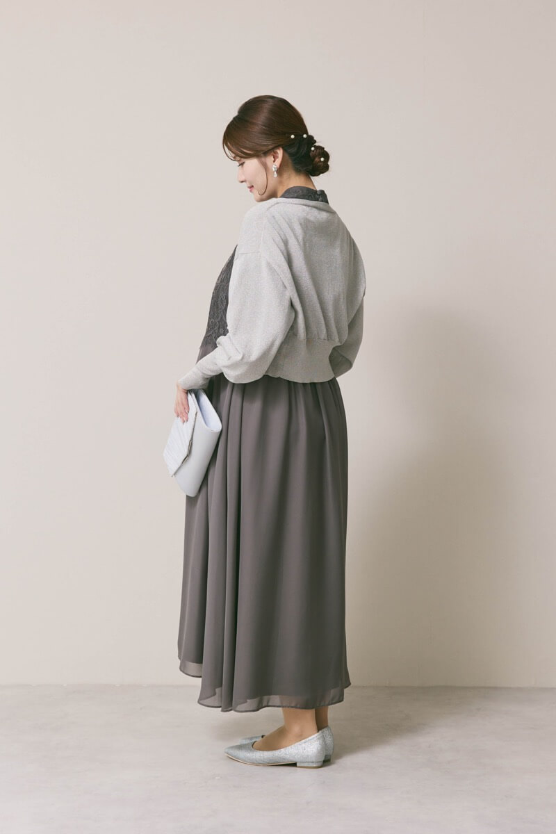 チャコールグレーの授乳口付ハイネックレースドレス