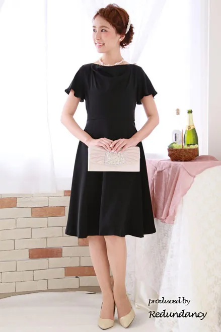 ブラックの首元ドレープシンプルミモレ丈ドレス