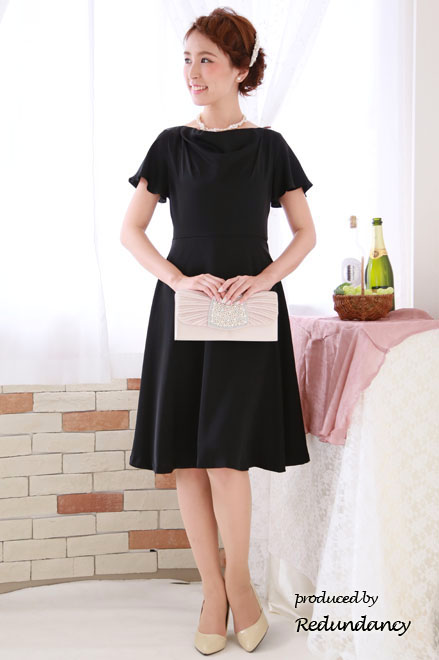 ブラックの首元ドレープシンプルミモレ丈ドレス