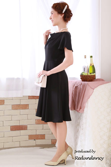 ブラックの首元ドレープシンプルミモレ丈ドレス