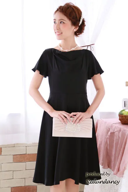 ブラックの首元ドレープシンプルミモレ丈ドレス