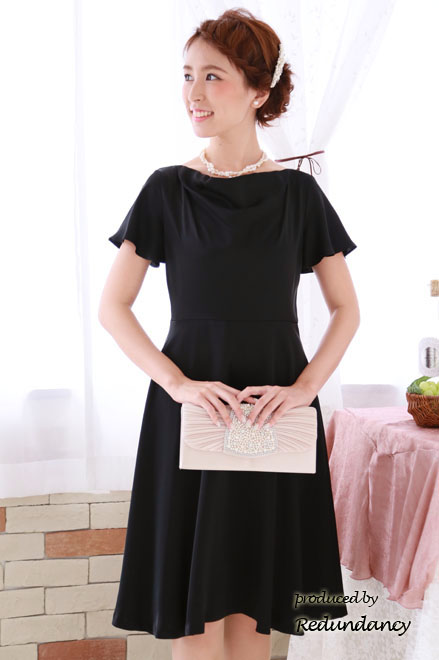 ブラックの首元ドレープシンプルミモレ丈ドレス