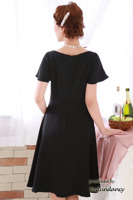 ブラックの首元ドレープシンプルミモレ丈ドレス