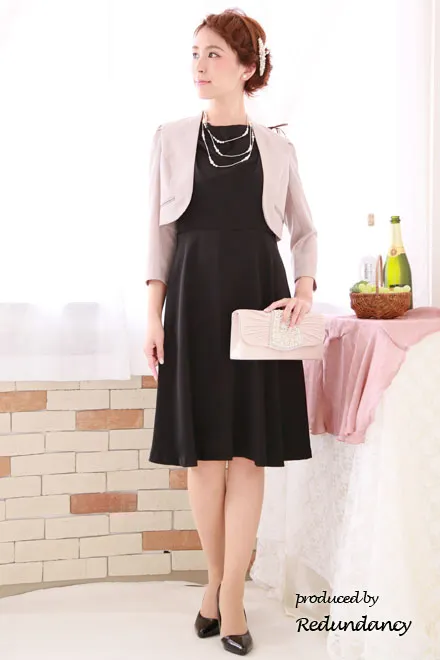 ブラックの首元ドレープシンプルミモレ丈ドレス