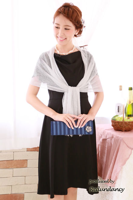 ブラックの首元ドレープシンプルミモレ丈ドレス