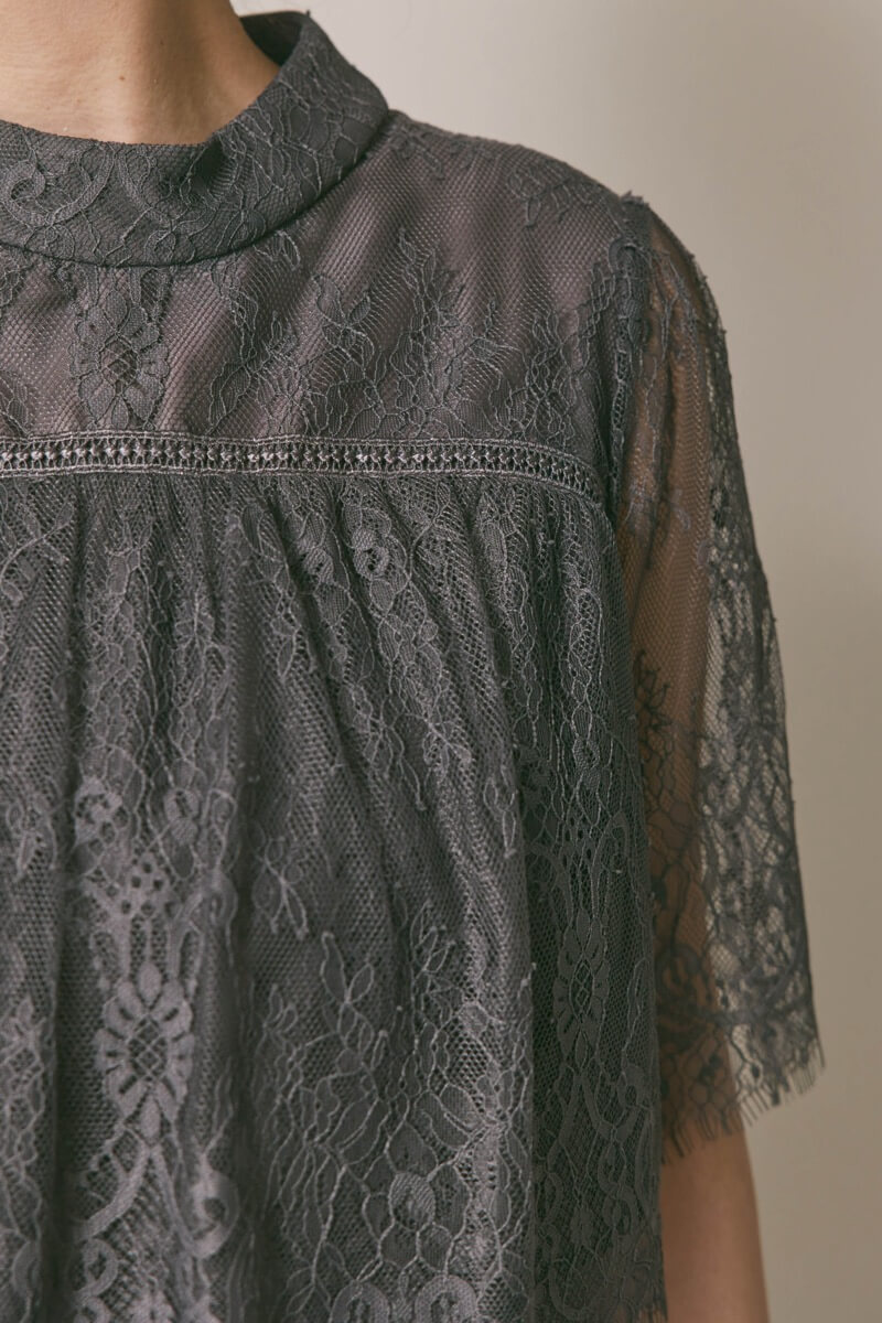 チャコールの授乳口付ハイネックレースドレス