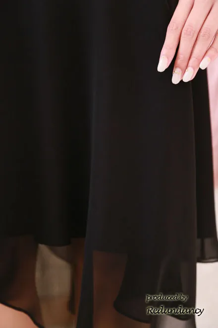 ブラックレースのアシンメトリー切替ドレス