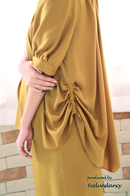 マスタードイエローのバルーンスリーブマタニティドレス