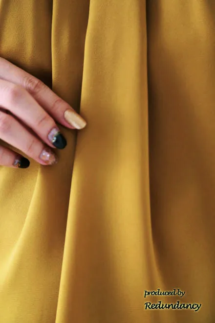 マスタードイエローのバルーンスリーブマタニティドレス