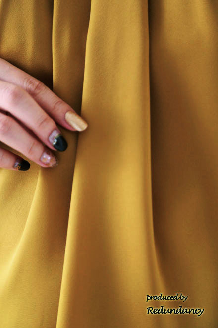 マスタードイエローのバルーンスリーブマタニティドレス