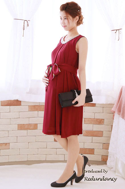 ワインレッドのパールビジュー付きウエストリボンドレス