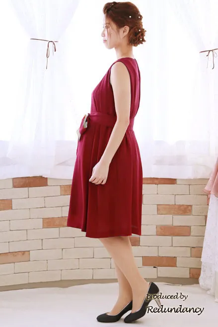 ワインレッドのパールビジュー付きウエストリボンドレス