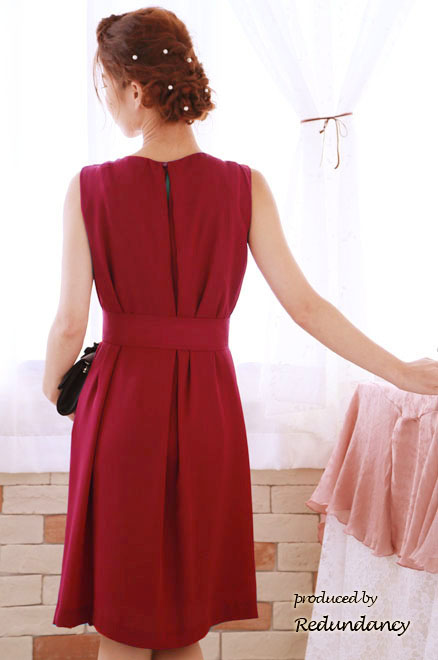 ワインレッドのパールビジュー付きウエストリボンドレス