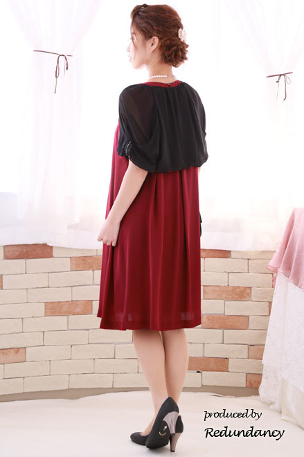 ワインレッドのパールビジュー付きウエストリボンドレス
