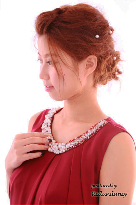 ワインレッドのパールビジュー付きウエストリボンドレス