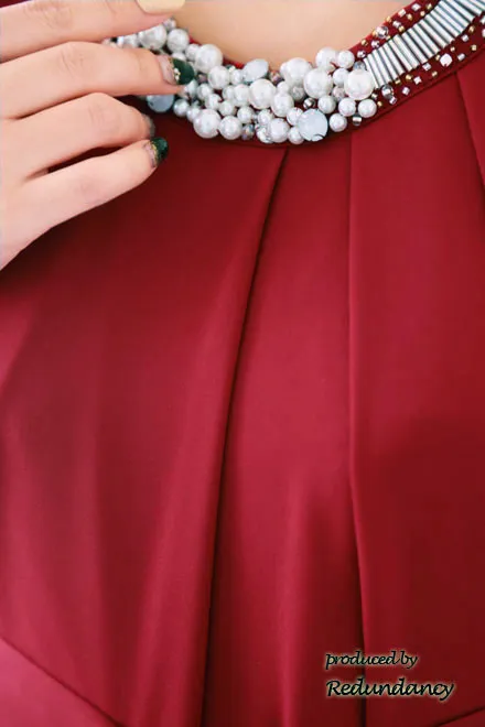 ワインレッドのパールビジュー付きウエストリボンドレス