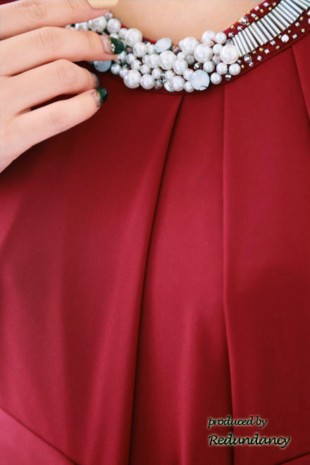 ワインレッドのパールビジュー付きウエストリボンドレス