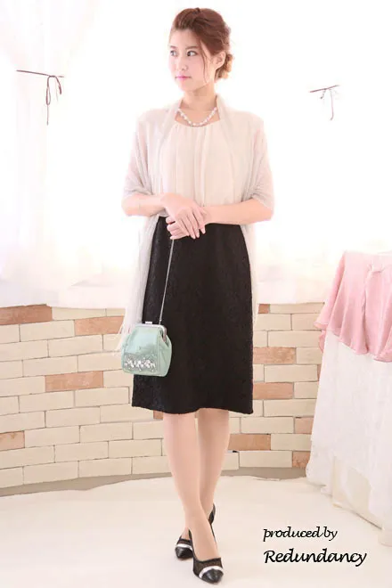 ベージュ×ブラックのシフォンとレースの異素材タイトドレス