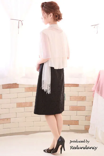 ベージュ×ブラックのシフォンとレースの異素材タイトドレス