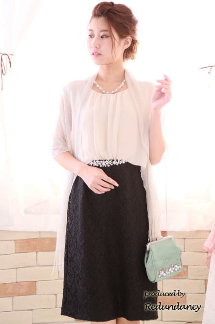 ベージュ×ブラックのシフォンとレースの異素材タイトドレス