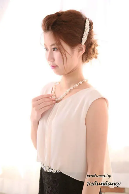 ベージュ×ブラックのシフォンとレースの異素材タイトドレス