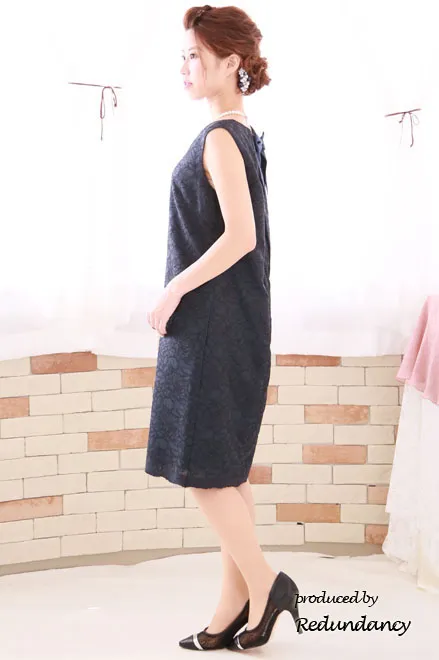 ネイビーの刺繍のVネックIラインミディ丈ドレス