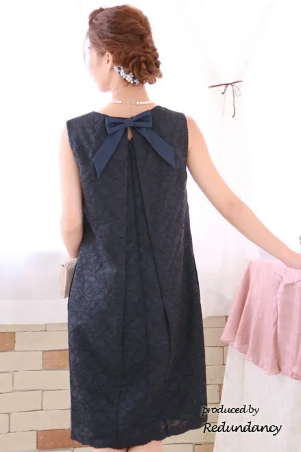 ネイビーの刺繍のVネックIラインミディ丈ドレス