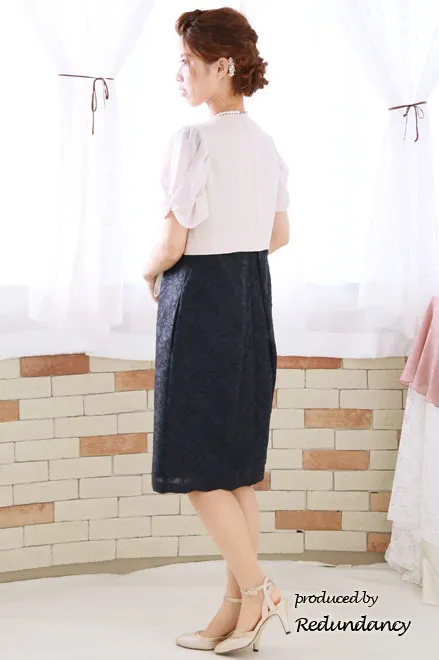 ネイビーの刺繍のVネックIラインミディ丈ドレス