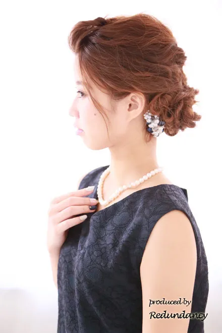 ネイビーの刺繍のVネックIラインミディ丈ドレス