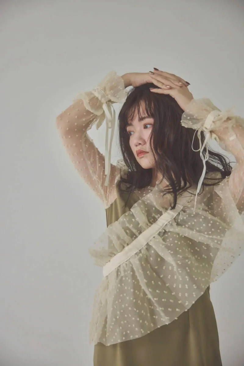 ベージュ×オリーブのメニーウェイラッフルケープドレス