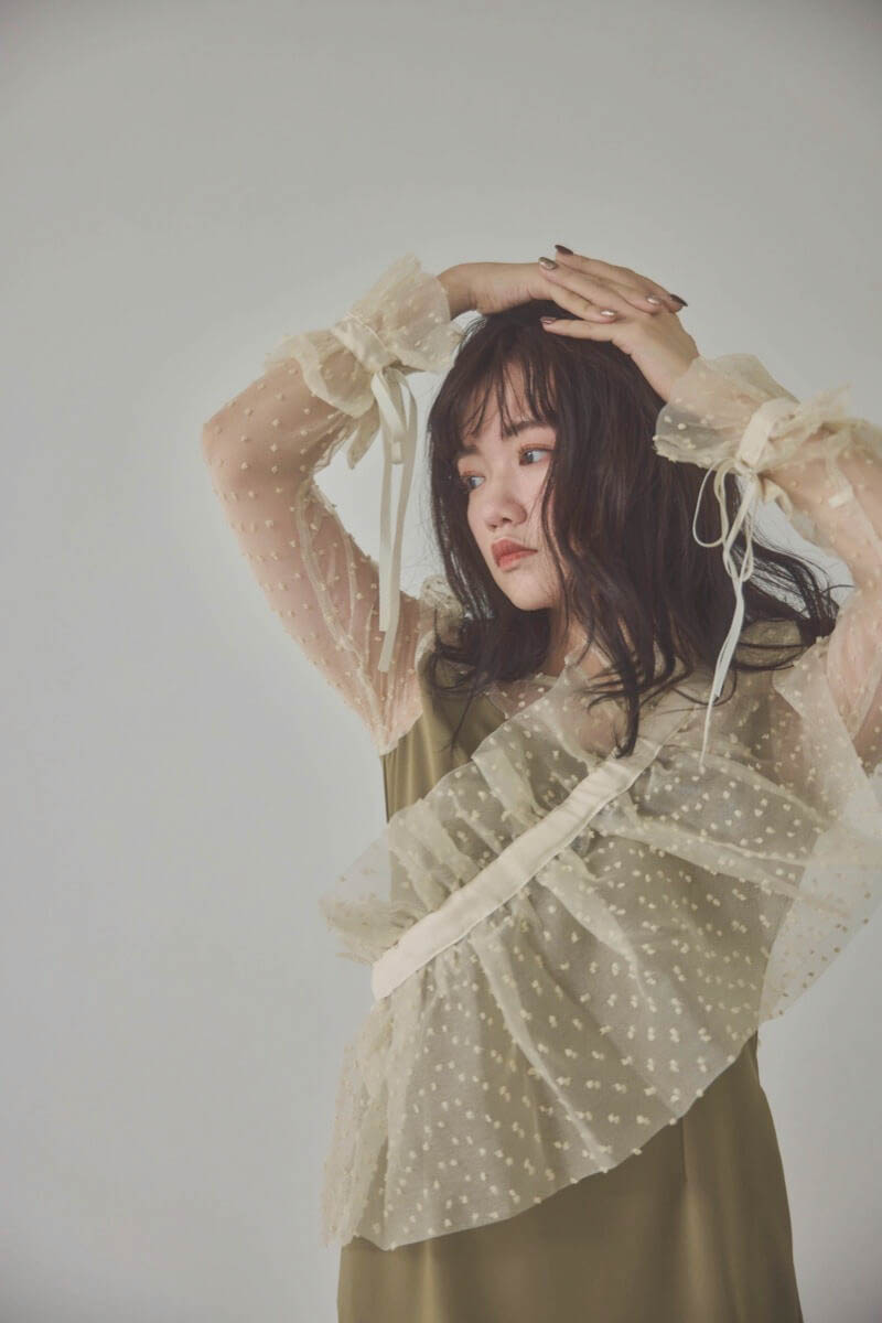 ベージュ×オリーブのメニーウェイラッフルケープドレス