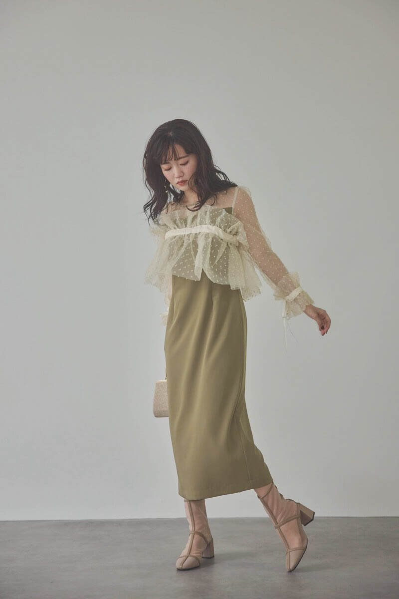 ベージュ×オリーブのメニーウェイラッフルケープドレス