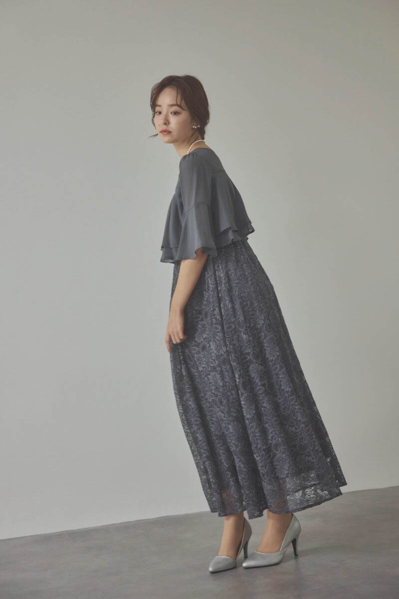 チャコールグレーの授乳口付きレーススカートドレス