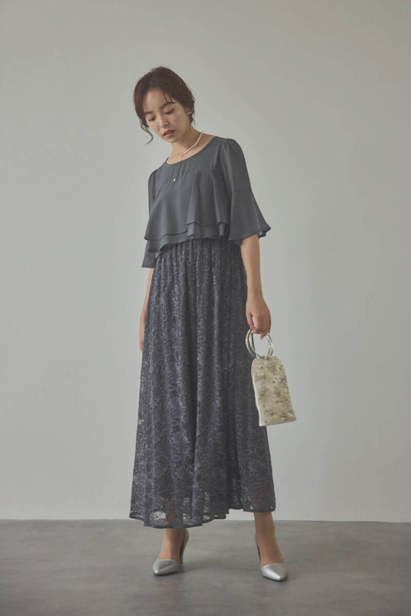 チャコールグレーの授乳口付きレーススカートドレス