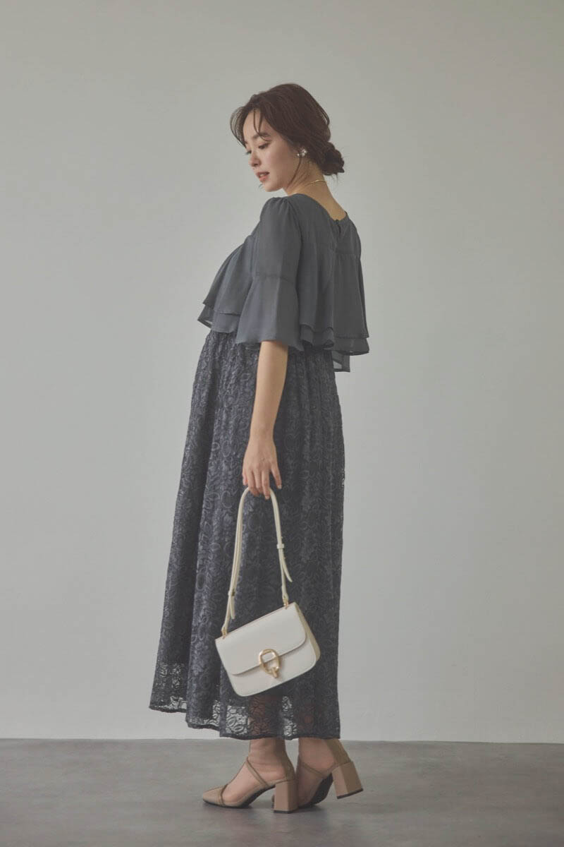 チャコールグレーの授乳口付きレーススカートドレス