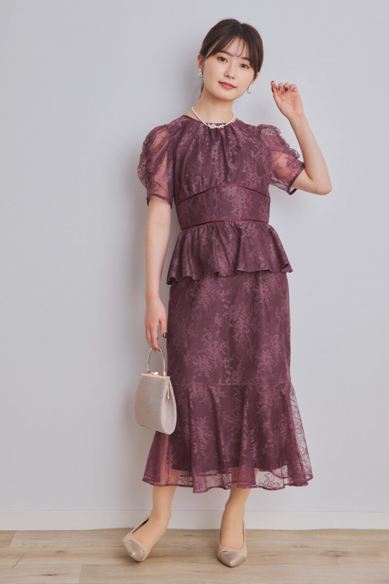 ワインレッドのパフスリーブ総レースドレス