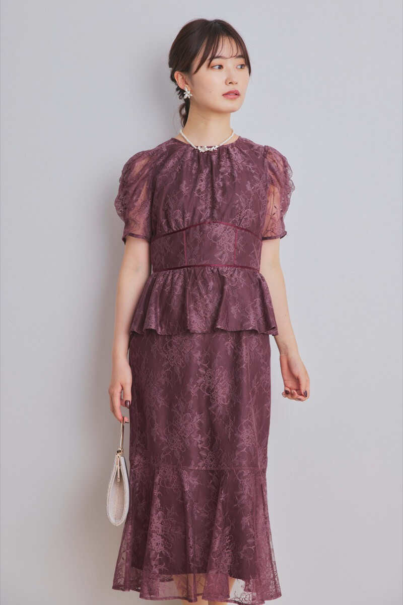 ワインレッドのパフスリーブ総レースドレス