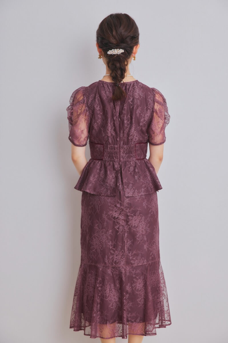 ワインレッドのパフスリーブ総レースドレス