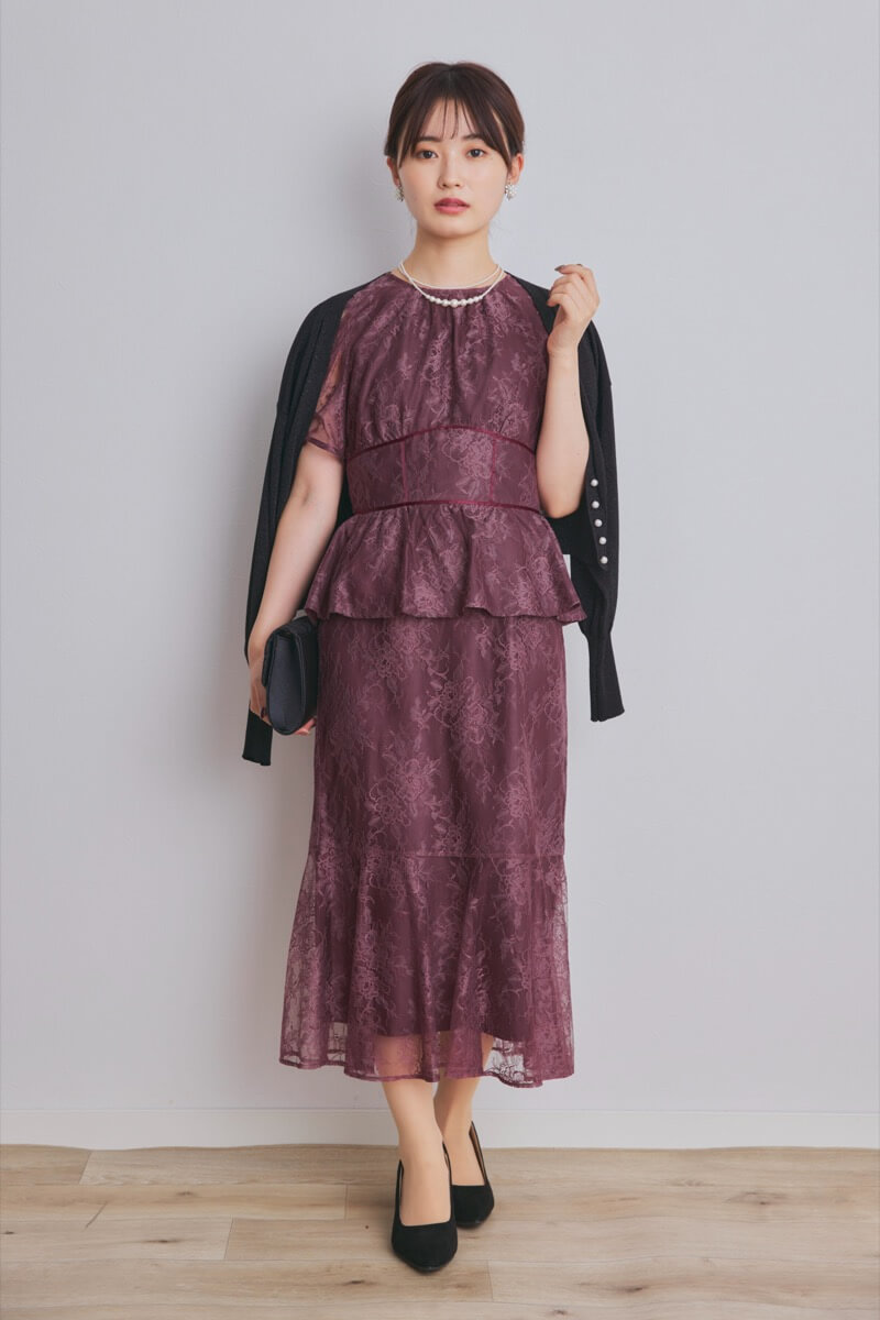 ワインレッドのパフスリーブ総レースドレス